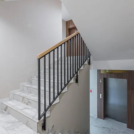 Close Apartment